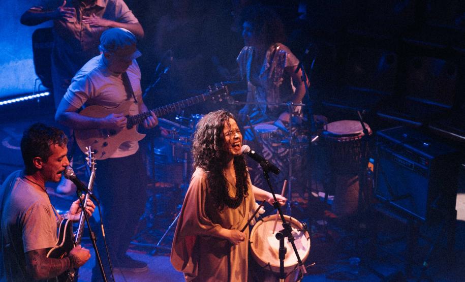 A cantora Thayana Barbosa encerra a temporada do projeto Toda Pele no palco do Teatro José Maria Santos
