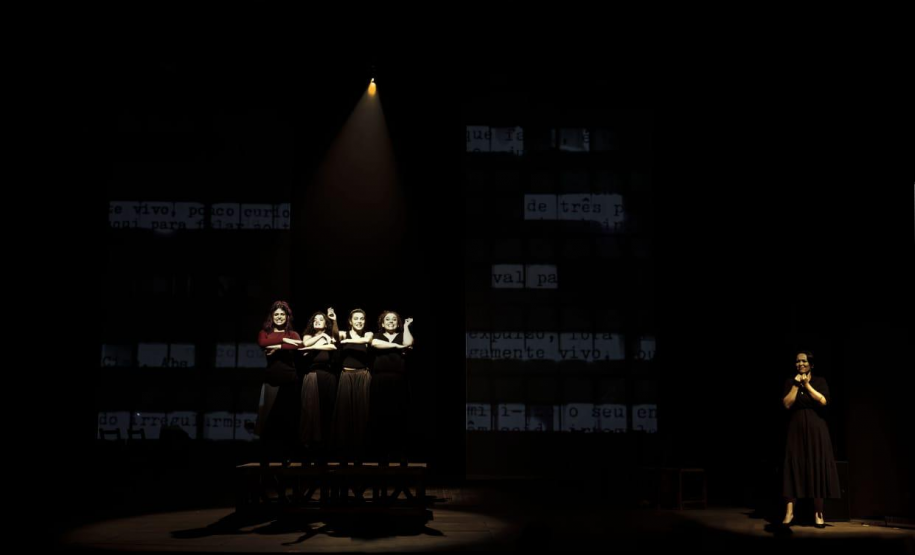 FESTIVAL DE CURITIBA | Turbulento e intenso, “Daqui Ninguém Sai” quer fazer de Dalton Trevisan um escritor mais lido