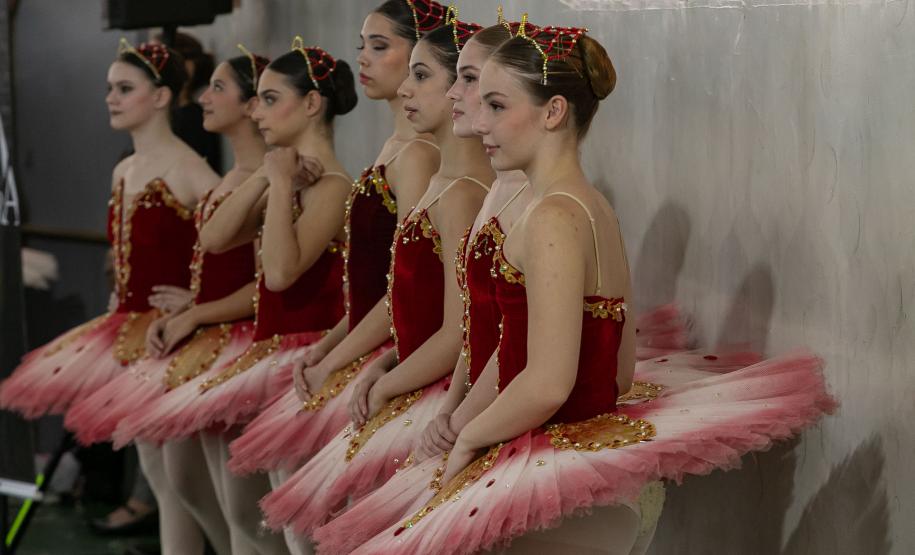 Escola de Dança Teatro Guaíra encanta mais de 850 alunos com espetáculo em colégio estadual