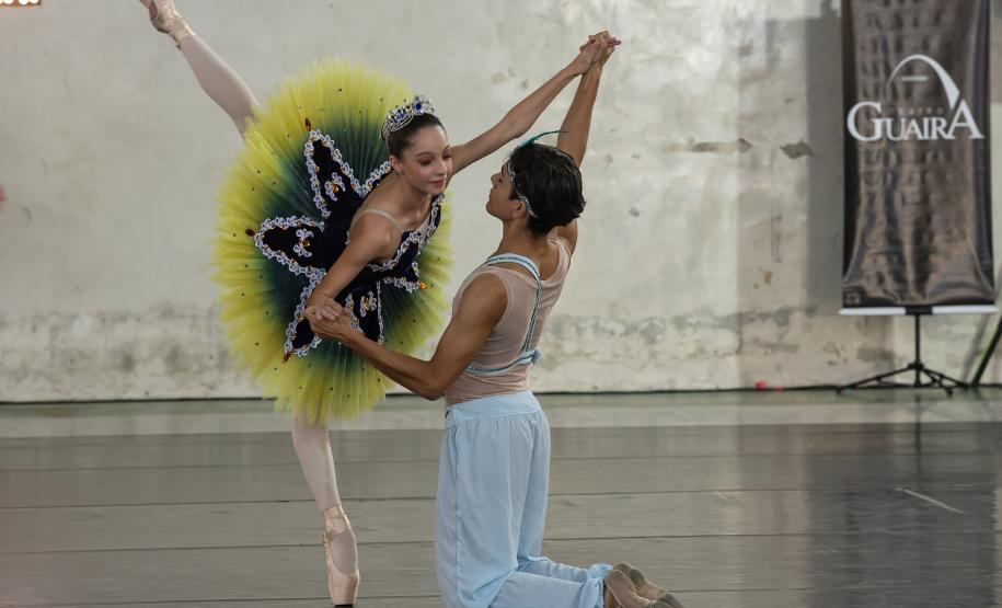 Escola de Dança Teatro Guaíra encanta mais de 850 alunos com espetáculo em colégio estadual