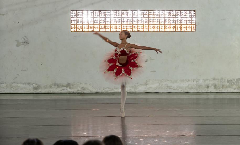 Escola de Dança Teatro Guaíra encanta mais de 850 alunos com espetáculo em colégio estadual