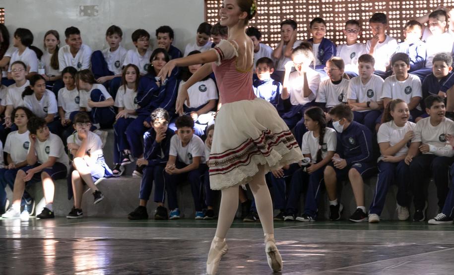 Escola de Dança Teatro Guaíra encanta mais de 850 alunos com espetáculo em colégio estadual