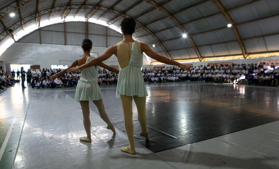Escola de Dança Teatro Guaíra encanta mais de 850 alunos com espetáculo em colégio estadual