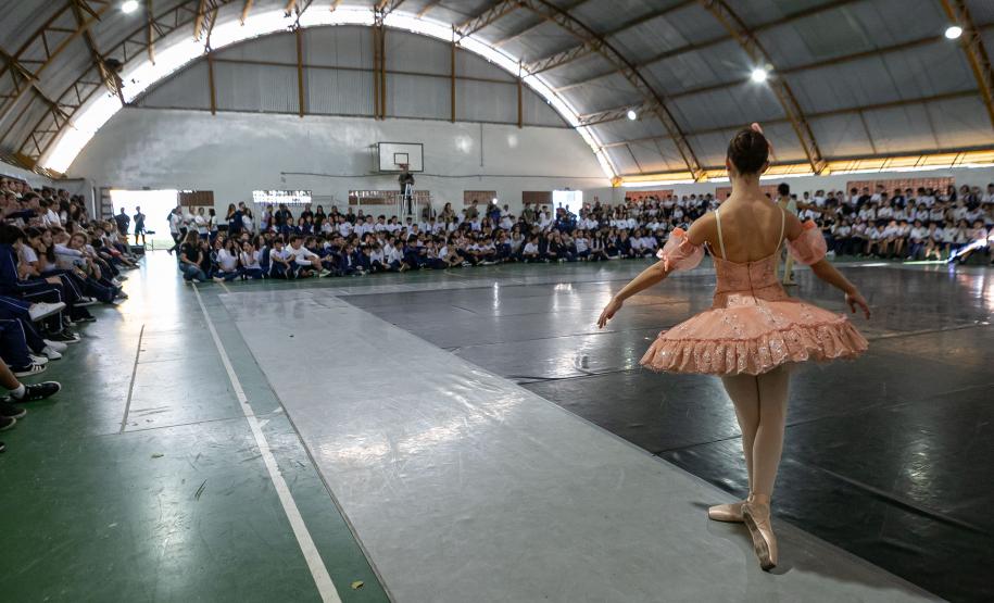 Escola de Dança Teatro Guaíra encanta mais de 850 alunos com espetáculo em colégio estadual