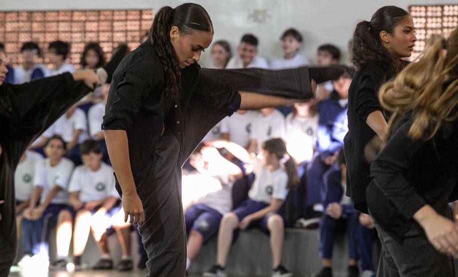 Escola de Dança Teatro Guaíra encanta mais de 850 alunos com espetáculo em colégio estadual