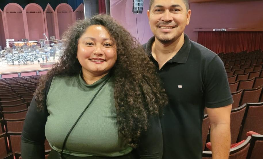 Quezia de Andrade Souza e Jociclei de Souza viajaram de Manaus a Curitiba e fizeram questão de incluir um concerto da Orquestra Sinfônica do Paraná (OSP) no roteiro de férias