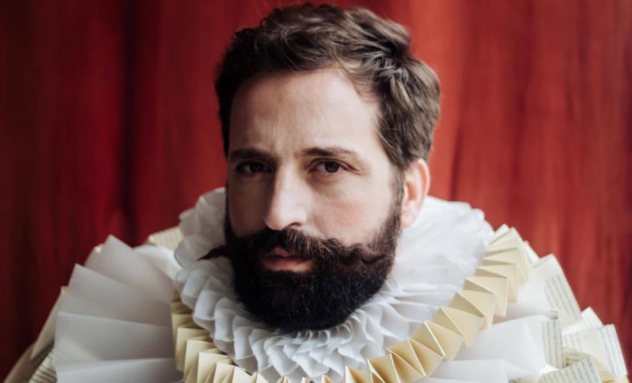 Com texto e interpretação de Gregório Duvivier, “O Céu da Língua” chega ao Guairão