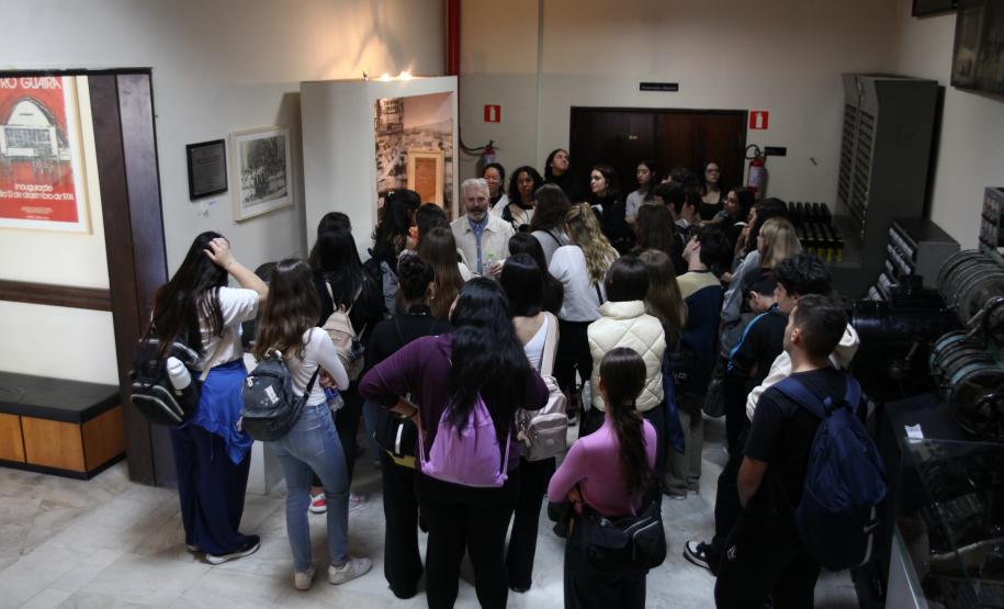 Estudantes de arquitetura participam de visita guiada e conhecem os bastidores do Teatro Guaíra