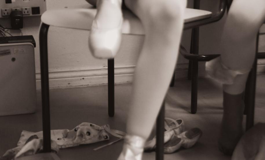 Alunas da EDTG aprendem a costurar as próprias sapatilhas