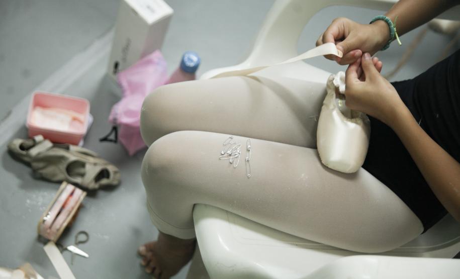 Alunas da EDTG aprendem a costurar as próprias sapatilhas