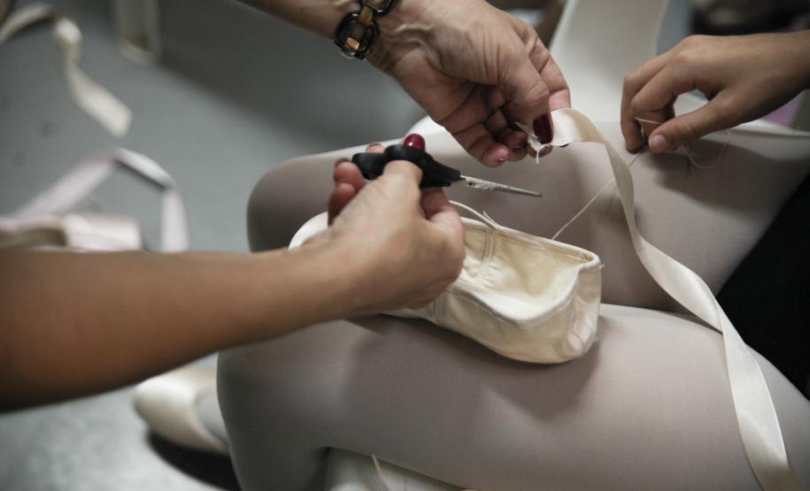 Alunas da EDTG aprendem a costurar as próprias sapatilhas