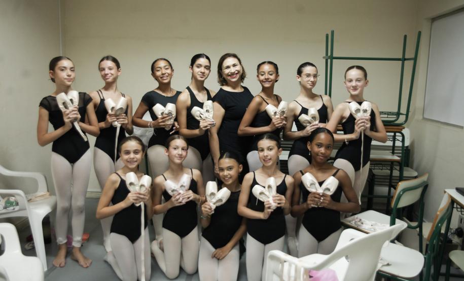 Alunas da EDTG aprendem a costurar as próprias sapatilhas