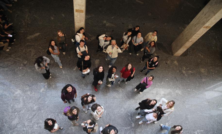 Estudantes de arquitetura participam de visita guiada e conhecem os bastidores do Teatro Guaíra
