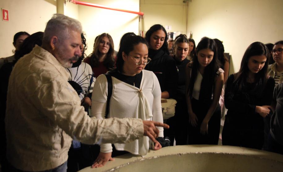 Estudantes de arquitetura participam de visita guiada e conhecem os bastidores do Teatro Guaíra