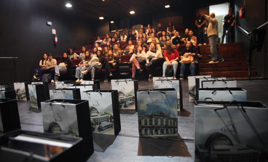 Estudantes de arquitetura participam de visita guiada e conhecem os bastidores do Teatro Guaíra