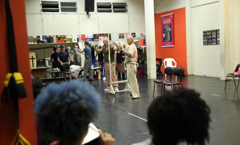 Ensaio do espetáculo  "Gregor - uma jornada patética" pela G2 Cia de Dança Teatro Guaíra