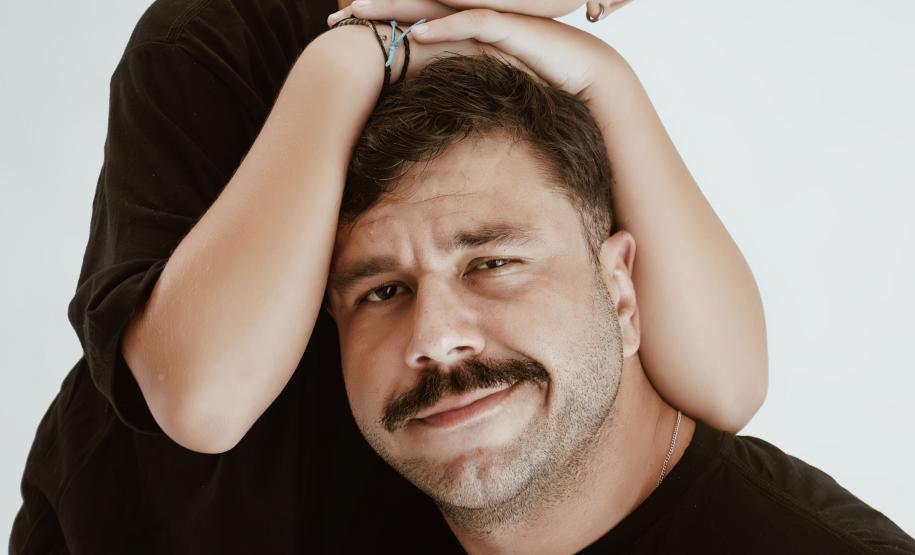 Serginho Lacerda chega ao Guairinha com o Stand Up Comedy "Vida de Pai"