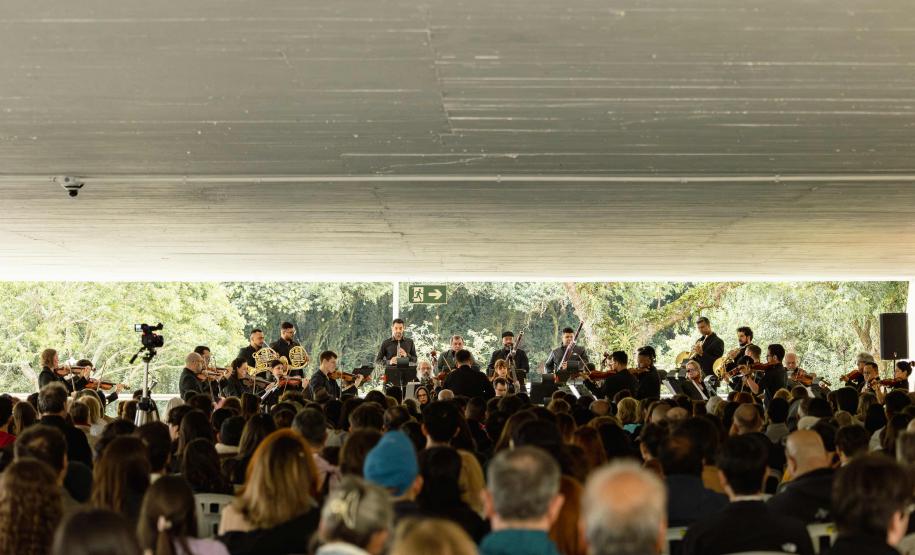 Concerto da Orquestra Sinfônica do Paraná no Museu Oscar Niemeyer é sucesso de público