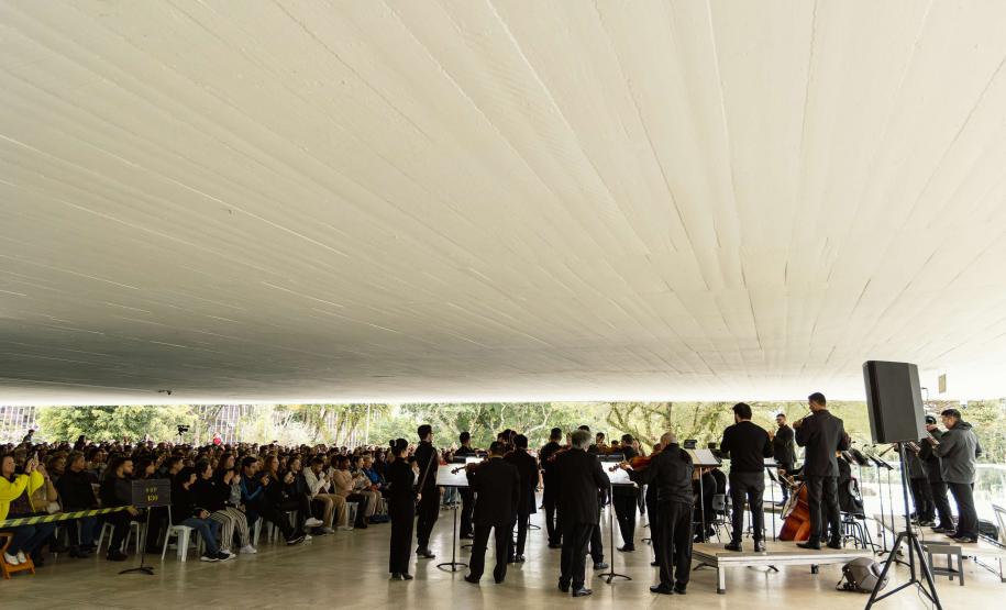 Concerto da Orquestra Sinfônica do Paraná no Museu Oscar Niemeyer é sucesso de público