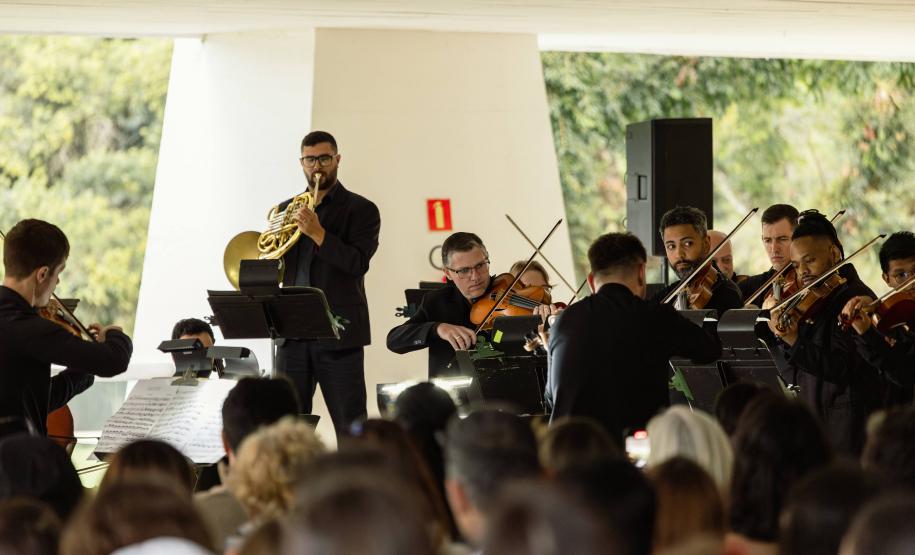 Concerto da Orquestra Sinfônica do Paraná no Museu Oscar Niemeyer é sucesso de público