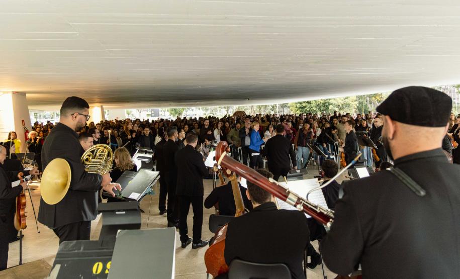 Concerto da Orquestra Sinfônica do Paraná no Museu Oscar Niemeyer é sucesso de público