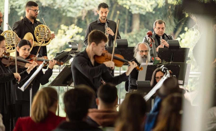 Concerto da Orquestra Sinfônica do Paraná no Museu Oscar Niemeyer é sucesso de público