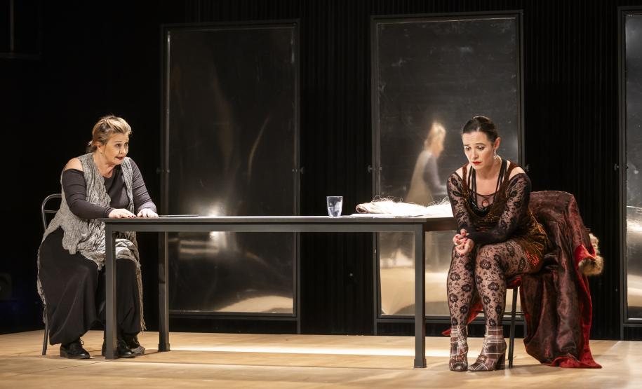 "Nebulosa de Baco" da Cia.Stavis-Damaceno chega ao teatro Guaíra