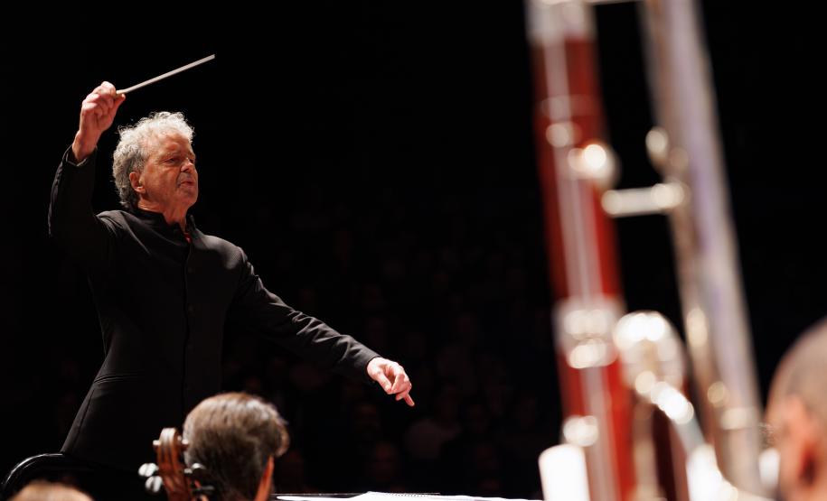 Com regência do holandês Vincent de Kort, Orquestra Sinfônica do Paraná encanta Curitiba