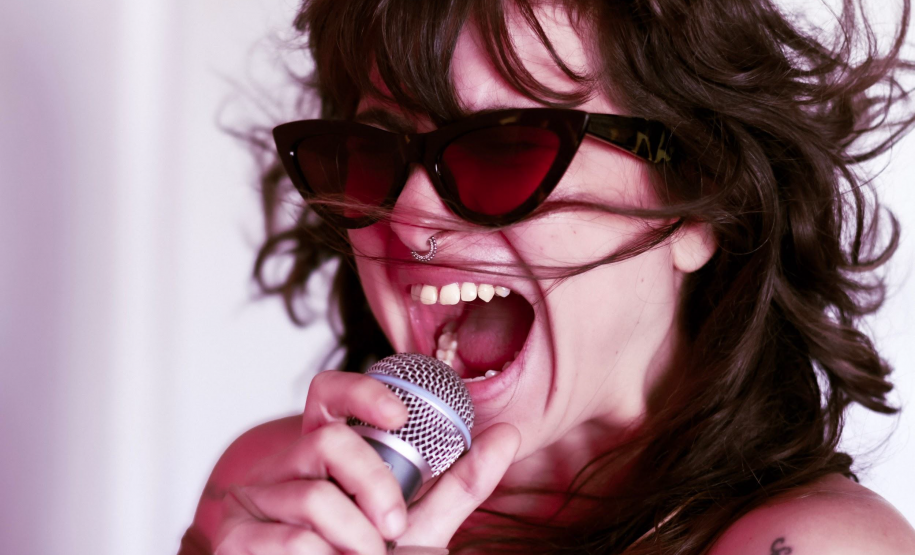 Uyara Torrente lança show-cênico com músicas inéditas no Teatro Guaíra