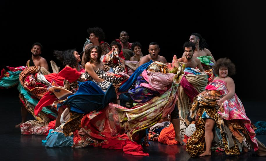 Espetáculo de dança de Lia Rodrigues em cartaz no Teatro Guaíra