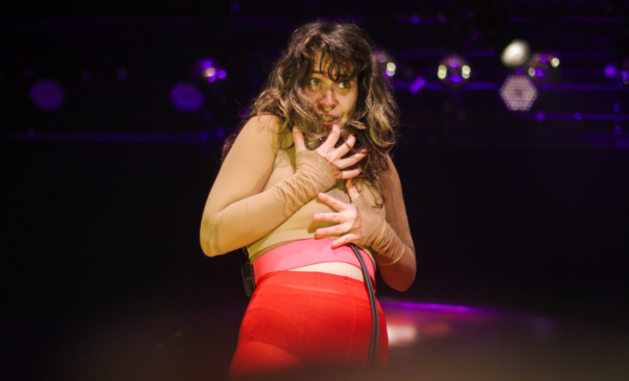 Uyara Torrente lança show-cênico com músicas inéditas no Teatro Guaíra