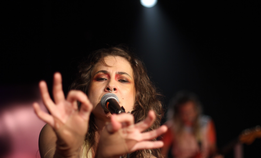 Uyara Torrente lança show-cênico com músicas inéditas no Teatro Guaíra