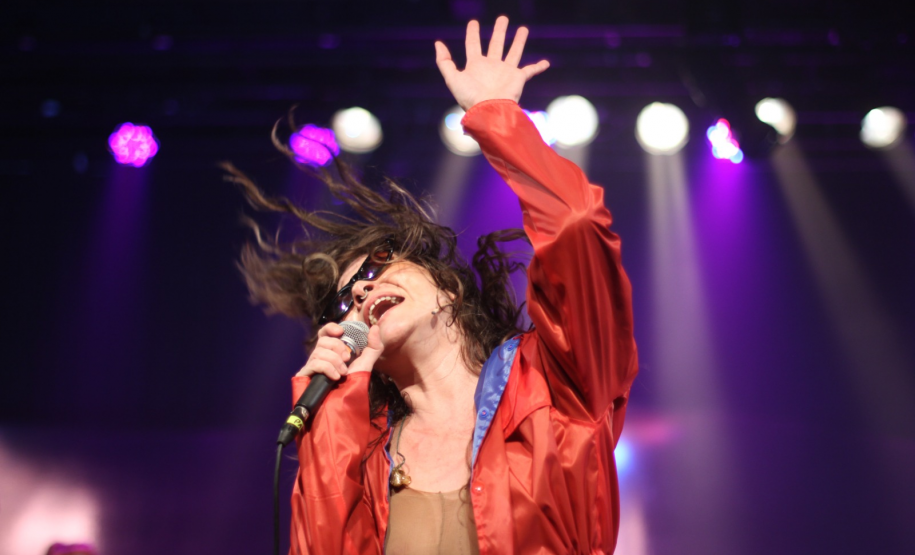 Uyara Torrente lança show-cênico com músicas inéditas no Teatro Guaíra