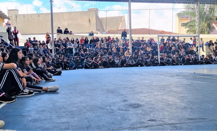 Escola de Dança Teatro Guaíra encanta cerca de 750 alunos em apresentação em colégio estadual de Curitiba