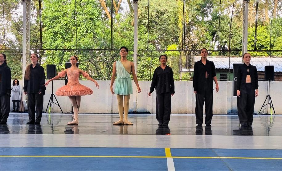 Escola de Dança Teatro Guaíra encanta cerca de 750 alunos em apresentação em colégio estadual de Curitiba