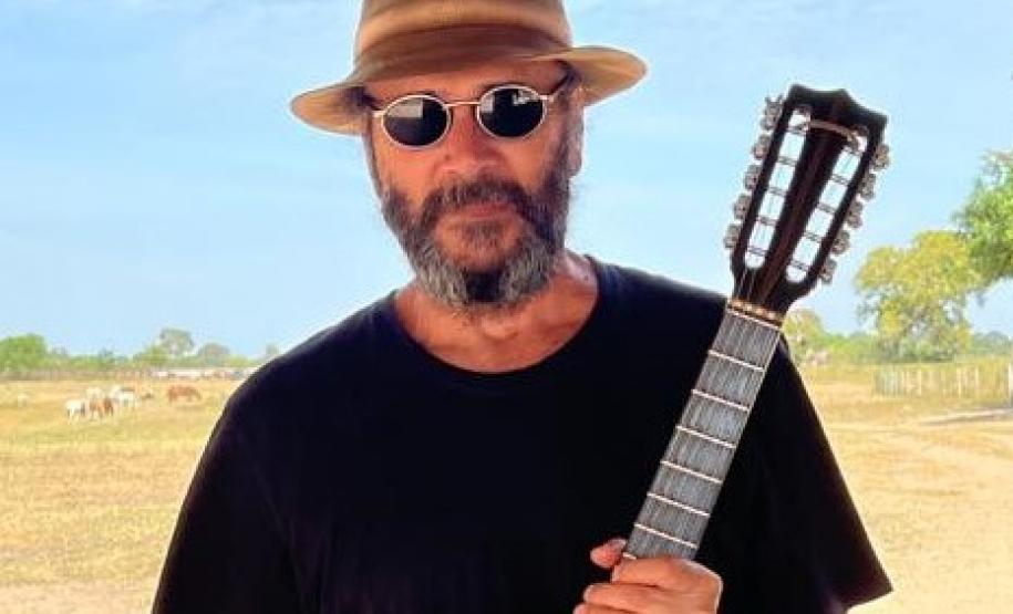 Com ingressos esgotados, Almir Sater faz show gratuito no Guairão