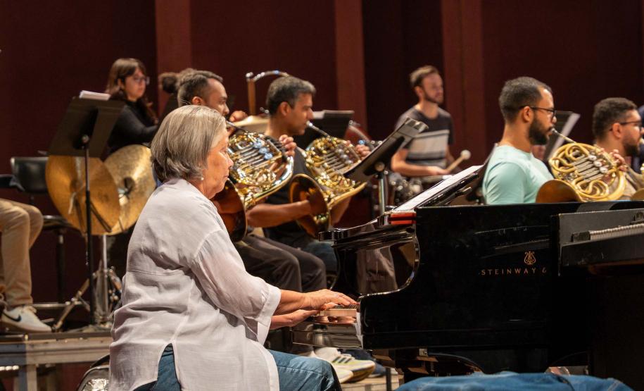 Fundada em 28 de maio de 1985, a Orquestra Sinfônica do Paraná comemora em 2025, quatro décadas de história, talento e emoção