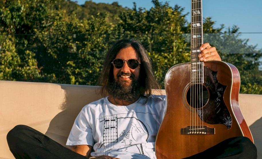 Tocando pela primeira vez no Guairão, Armandinho faz dois shows em Curitiba