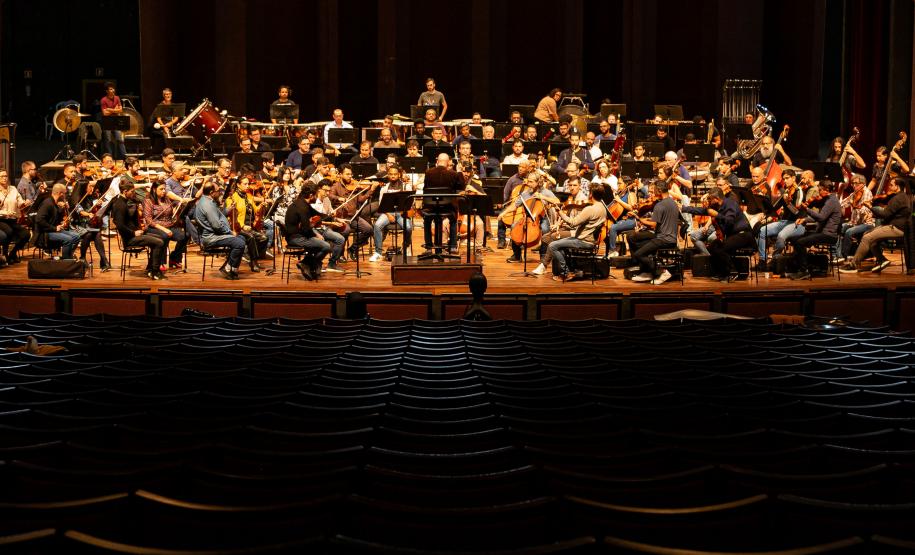 Fundada em 28 de maio de 1985, a Orquestra Sinfônica do Paraná comemora em 2025, quatro décadas de história, talento e emoção