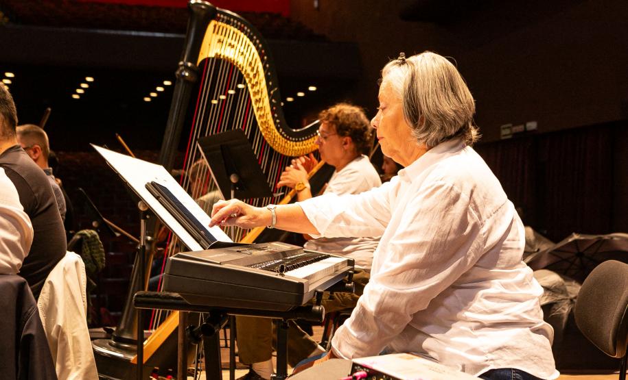 Fundada em 28 de maio de 1985, a Orquestra Sinfônica do Paraná comemora em 2025, quatro décadas de história, talento e emoção
