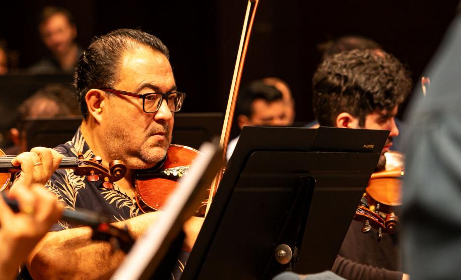 Fundada em 28 de maio de 1985, a Orquestra Sinfônica do Paraná comemora em 2025, quatro décadas de história, talento e emoção