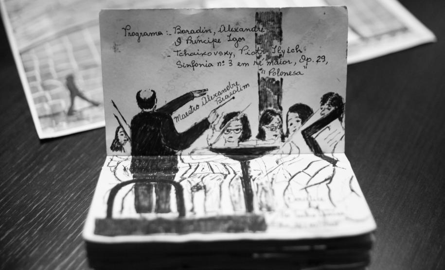 Fã da Orquestra Sinfônica do Paraná e de Beatles, artista ilustra concertos há uma década