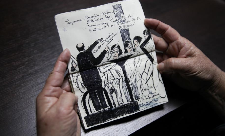 Fã da Orquestra Sinfônica do Paraná e de Beatles, artista ilustra concertos há uma década