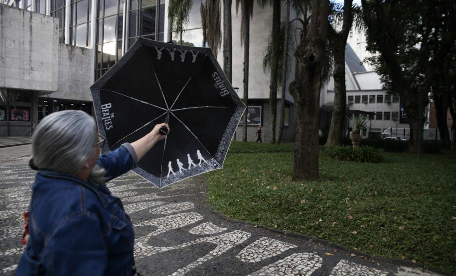 Fã da Orquestra Sinfônica do Paraná e de Beatles, artista ilustra concertos há uma década