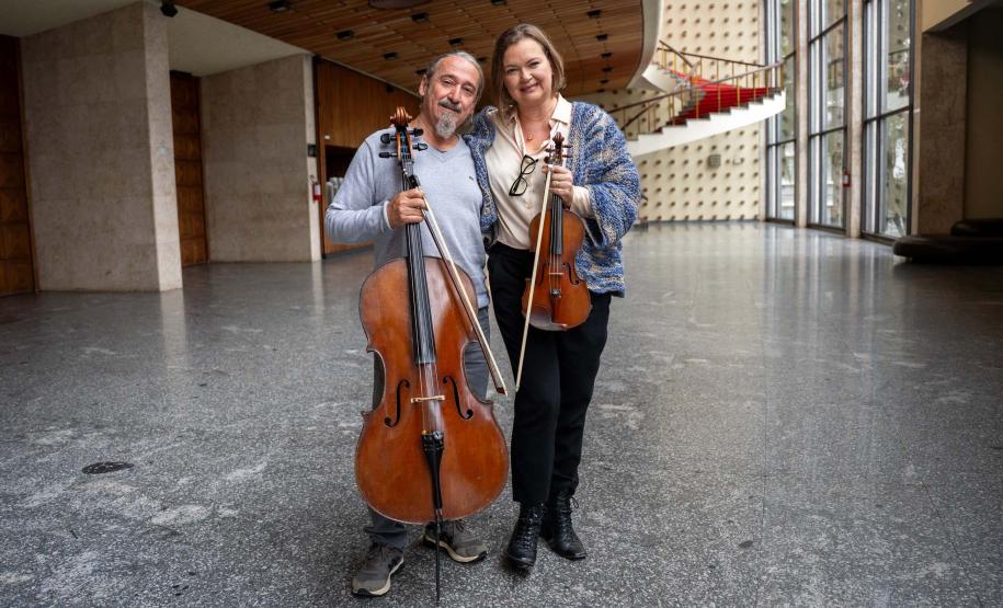 Entre tantos personagens e histórias, também nasceu uma história de amor. Foi tocando quase de frente um para o outro - ele no violoncelo, ela no violino - que Romildo Weingartner, músico desde a fundação da Orquestra em 1985, conheceu Juliane Martens.