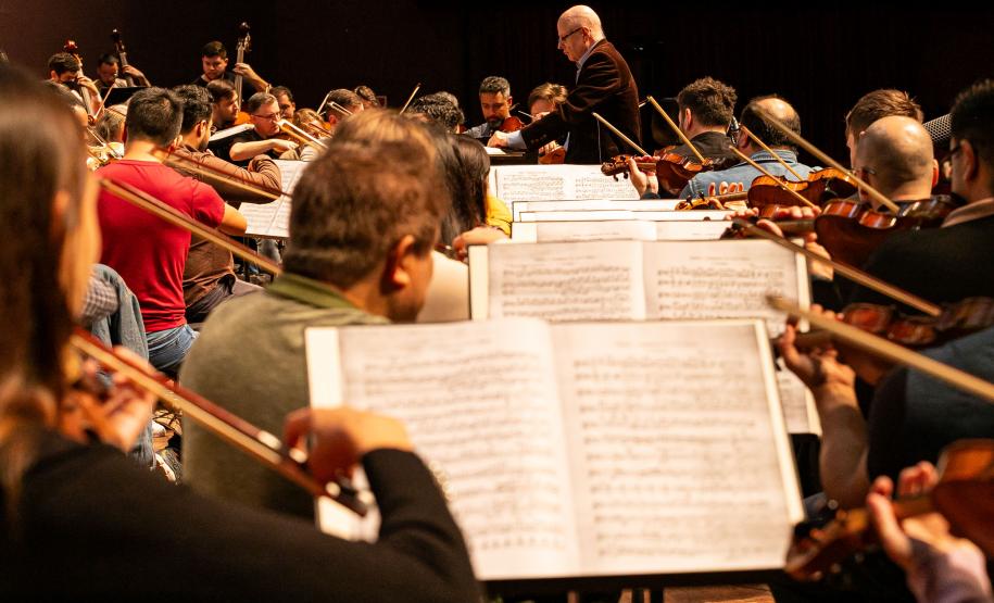 Fundada em 28 de maio de 1985, a Orquestra Sinfônica do Paraná comemora em 2025, quatro décadas de história, talento e emoção