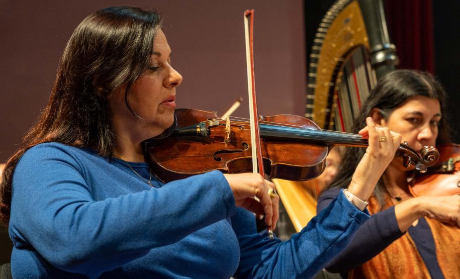 Fundada em 28 de maio de 1985, a Orquestra Sinfônica do Paraná comemora em 2025, quatro décadas de história, talento e emoção