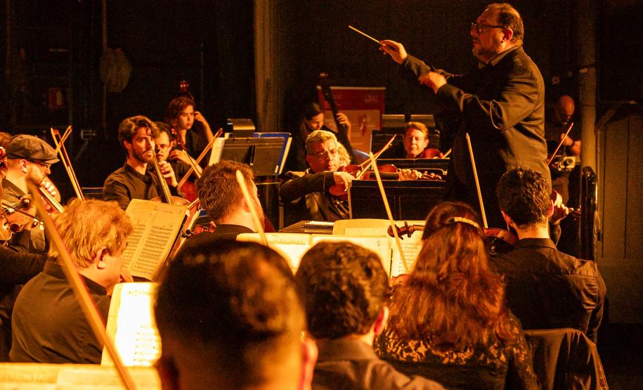 Famílias, movimentos, disposição no palco: confira como funciona uma orquestra sinfônica