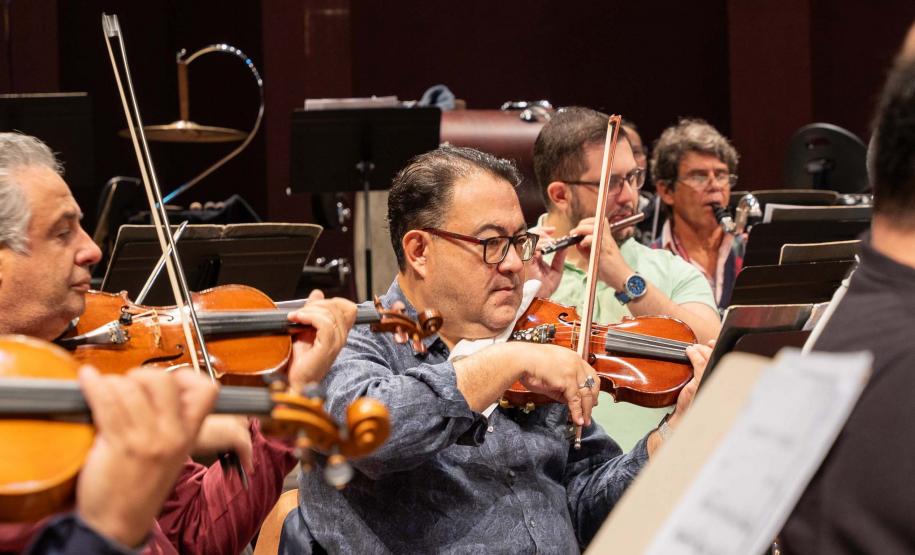 Fundada em 28 de maio de 1985, a Orquestra Sinfônica do Paraná comemora em 2025, quatro décadas de história, talento e emoção