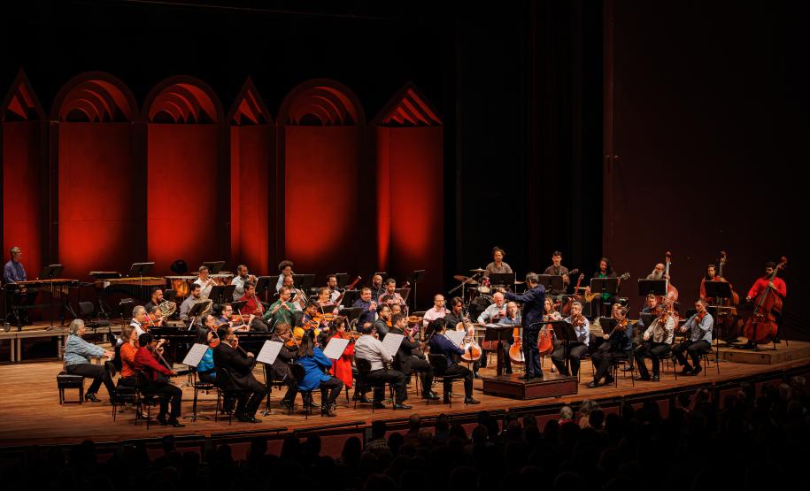 Orquestra Sinfônica do Paraná encanta plateia lotada com repertório dos Beatles no Guairão